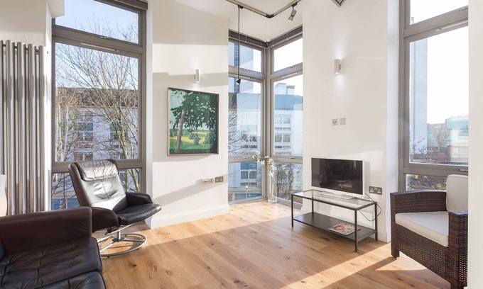 Notting Dale Apartment | Modern top floor3 bed apartment with balcony overlooking park