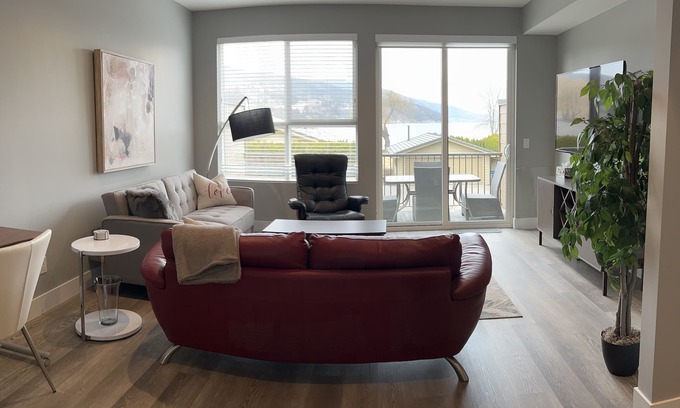 Central Okanagan House | Modern townhome close to the lake for six people and small pet
