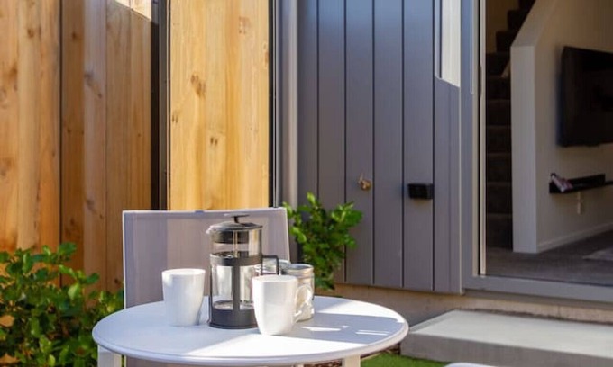 Upper Riccarton House | Modern Townhouse by Middleton Park, 1 bed 1 bath