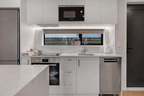 Papatoetoe House | Modern Townhouse close to Airport and Hospital