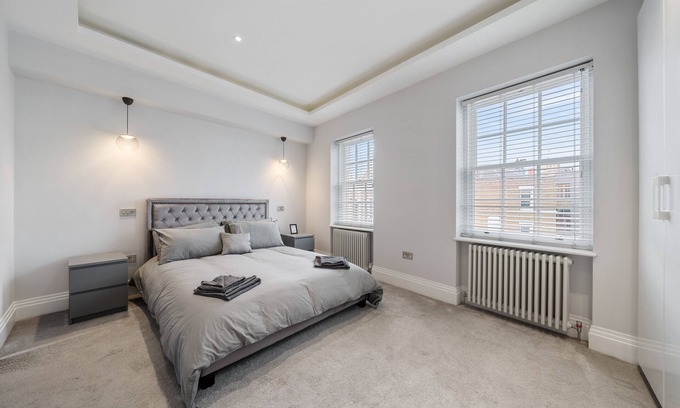 Cathedrals House | Modern Townhouse With Cinema Room in London SE1