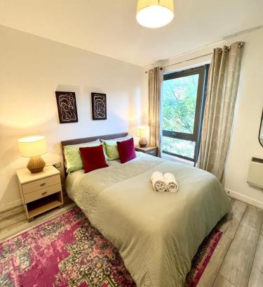 East Acton Apartment | Modern two bedroom two bath opp tube station (central line)
