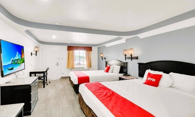 Oakville Hotel | Modern Unit Near SUBWAY – Pet Friendly, Outdoor Pool & Free On‑site Parking