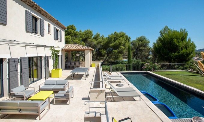 Mallemort Villa | Modern villa, magnificent view, not overlooked, Golf international Pont Royal