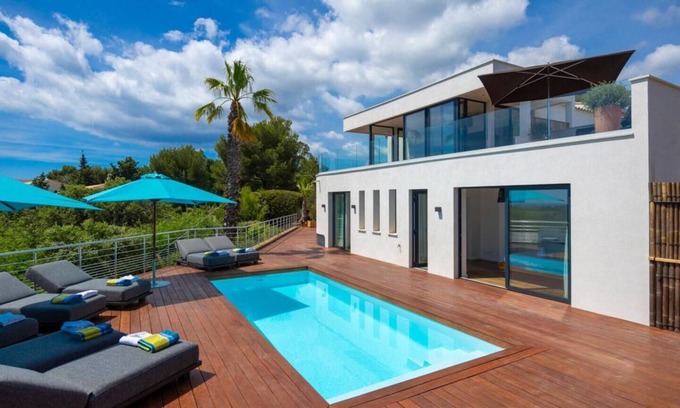 La Croix-Valmer Villa | Modern villa with swimming pool and sea view. 5 suites and 2 bedrooms!