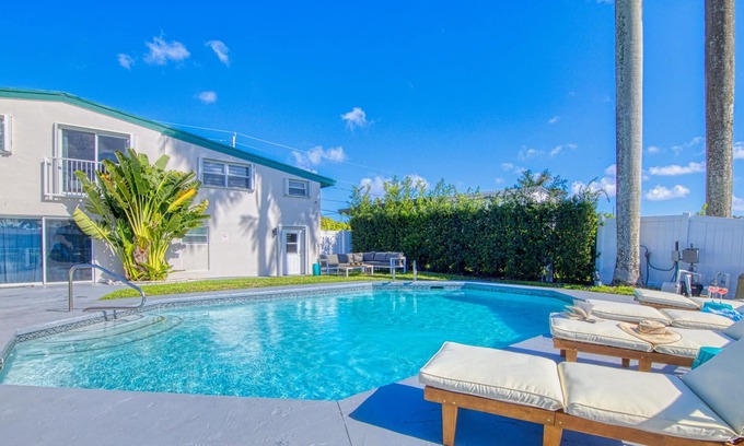Lauderdale Isles Villa | Modern Villa with Heated pool | 6 Bedroom | Waterfront & Dock!