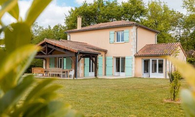 Vasles Villa | Modern villa with large garden and BBQ area