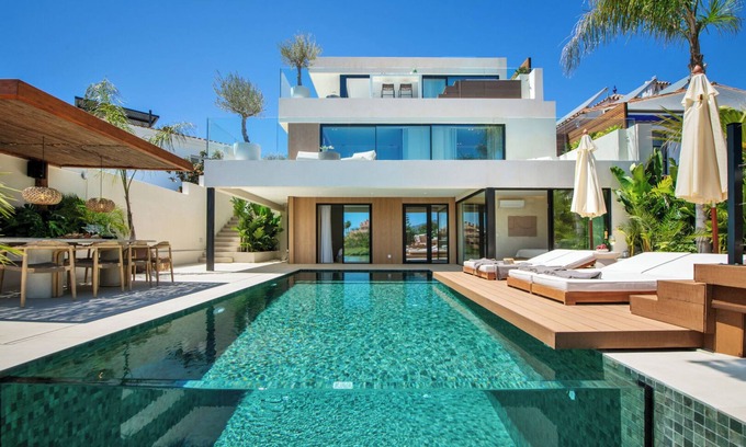 Nueva Andalucia Villa | Modern Villa with Stunning Sea and Mountain View