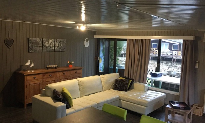 Geel House | Modern waterfront chalet