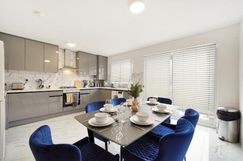 Alperton House | Modern Wembley Abode - Parking - Garden - Sleeps 14