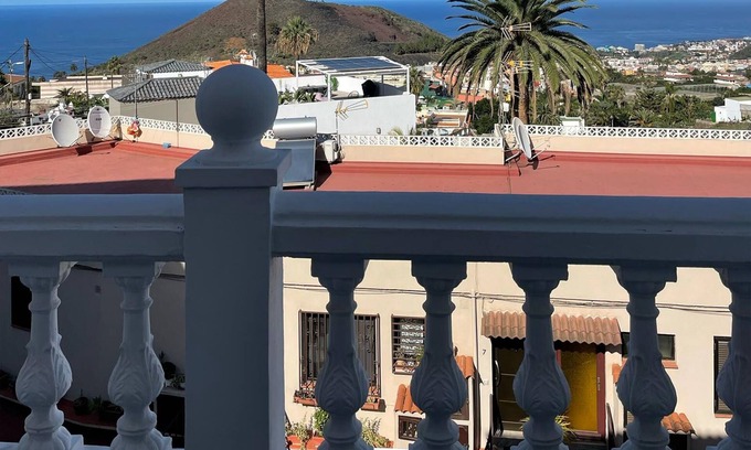 Las Arenas House | Modern with a fantastic sea view - only 10 minutes from the beaches and the town.