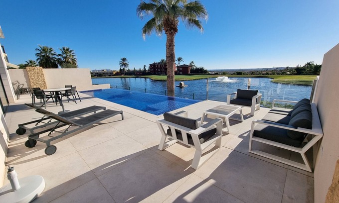 Vera Villa | Moderne villa, met artistieke inrichting. dicht bij wandelpaden, zee, golfgebied
