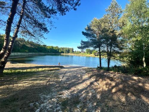 Wiefelstede Apartment | Modernes Haus am See, Ferienhaus Gavner im Seepark Lehe