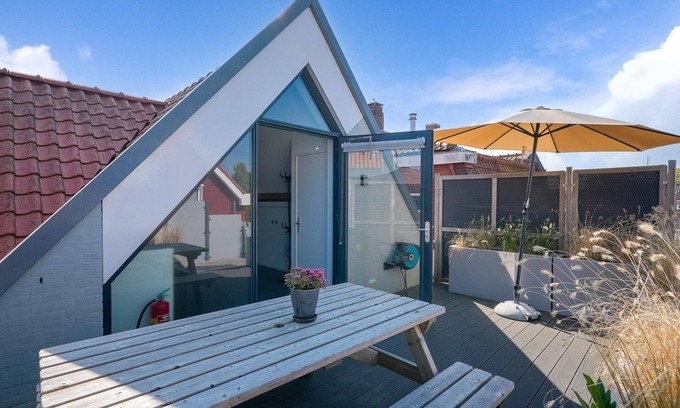 Ouddorp House | Modernly equipped holiday apartment in the heart of Ouddorp, yet close to the beautiful beach.