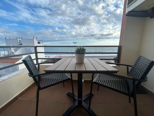 Caleta de Velez Apartment | Moderno Apartamento en primera linea de playa con terraza y vistas al mar- Caleta del Puerto