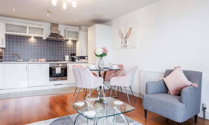 Poole Apartment | Mojo - Modern Apartment with Balcony