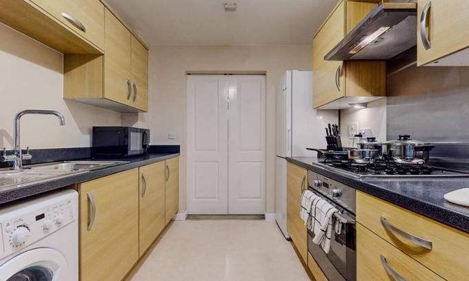 Peterborough House | Molyneux Spacious 4 Bedroom, 3 Bath Contractors Parking Wifi