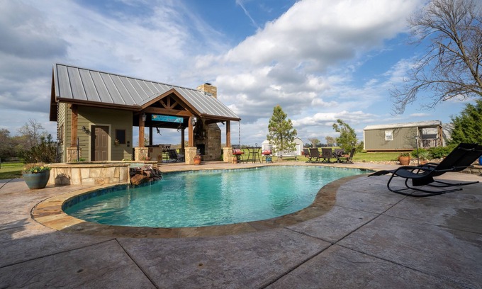 Sulphur Springs House | Mom and Dad's Place - Lil Paradise