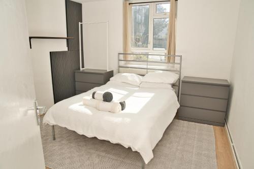 Swiss Cottage Apartment | Moments Made Here, Spacious Swiss Cottage with 4 Bedrooms, Sleeps 10, Free WiFi