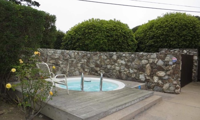 Pacific Grove Hotel | Monarch Resort