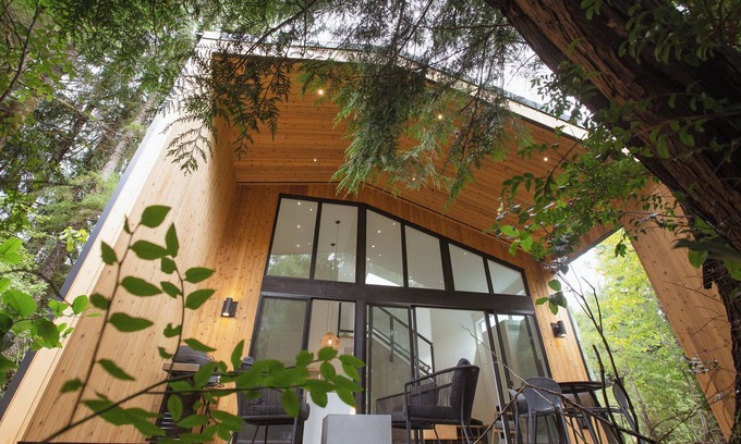 Tofino House | Moniker Beach House close to beaches + shops