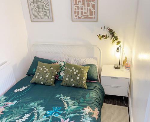 Coventry House | Monk's Lodge Private En-suite Room CV1