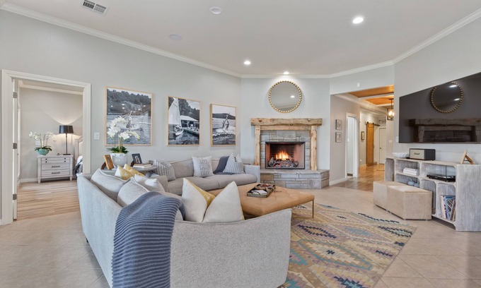 Afton House | #MonkeyIslandHideaway - Stylish lake front home on Grand Lake, OK with Hot Tub!