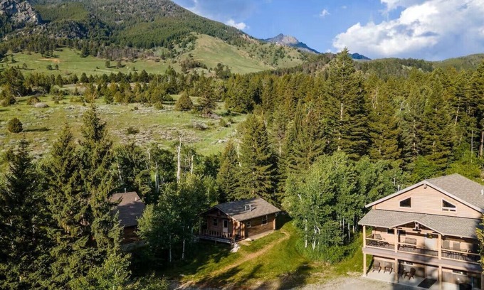 Livingston Cabin | Montana Mountain Lodge Retreat