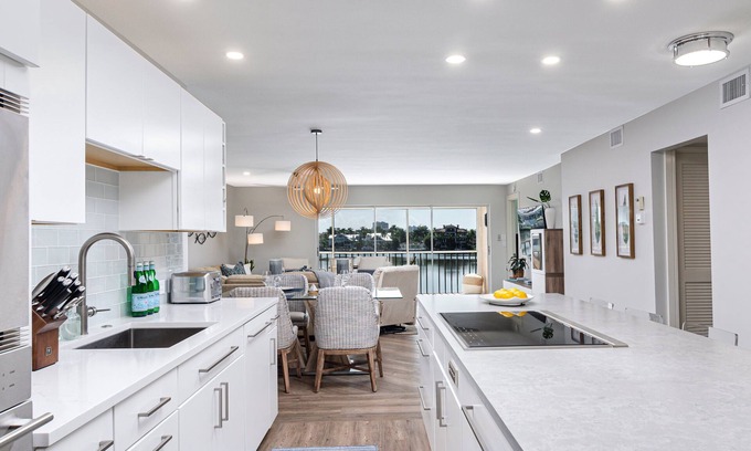 Vanderbilt Beach Condo | MONTE CARLO CLUB - Modern Vanderbilt Beach Condo with Bay Views