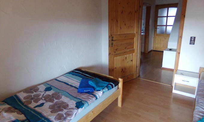 Suppingen Apartment | Monteurwohnung Bw04, 92qm mit 3 Schlafräume und Balkon für Max. 8 Personen