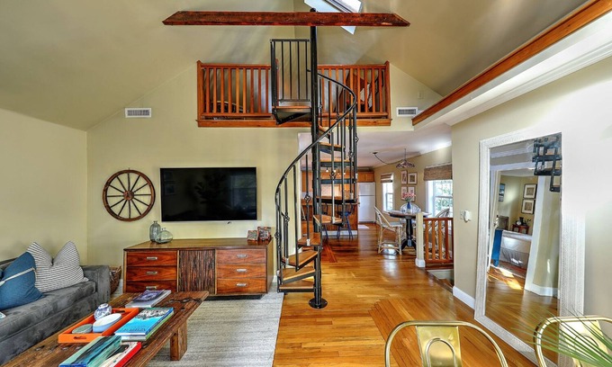 Off Broadway Apartment | Monthly Downtown Newport rental