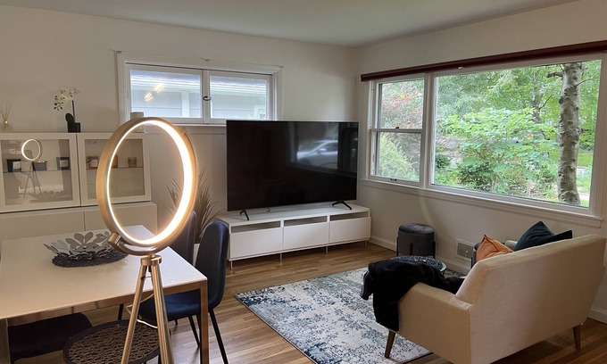 Urbana House | Monthly - Renovated Modern Mid-Century 3Br House - 2 blocks from U of Illinois.