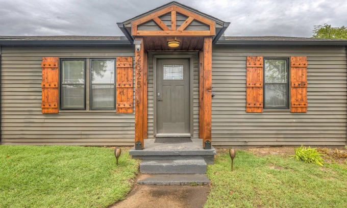 Tulsa Cottage | Monticello Cottage near Owen Park