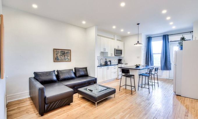 Sainte-Marie Apartment | Montreal Classic Style 2br Apt