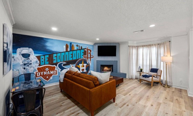 Montrose Villa | Montrose 4BR Sleeps 19 2 Homes Walk to Dining