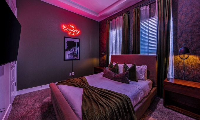 West Dallas House | Moody Cowboy Lounge, Stylish 4BR Retreat Near Downtown Dallas