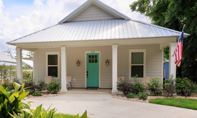 Ocean Springs House | Moondance on Magnolia - the perfect location in Ocean Springs. Walk to downtown!