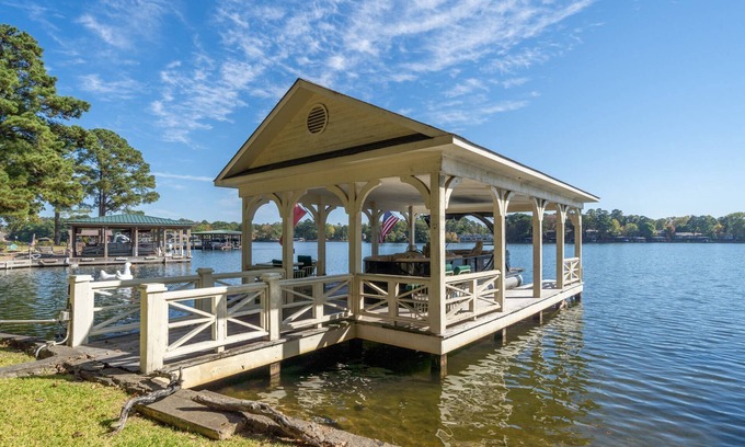 Mid America House | Moonlight Baydream: Lakefront Home w/Private Dock, Large Patio, Fast WiFi & Near Oaklawn & Downtown