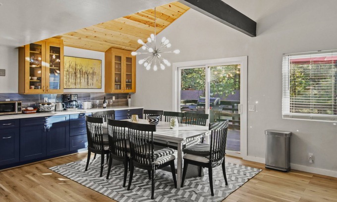 Moonridge Ski Chalet | Moonridge Chalet w/Hot tub retreat +Games+ Mountain views +Ski Resort big bear