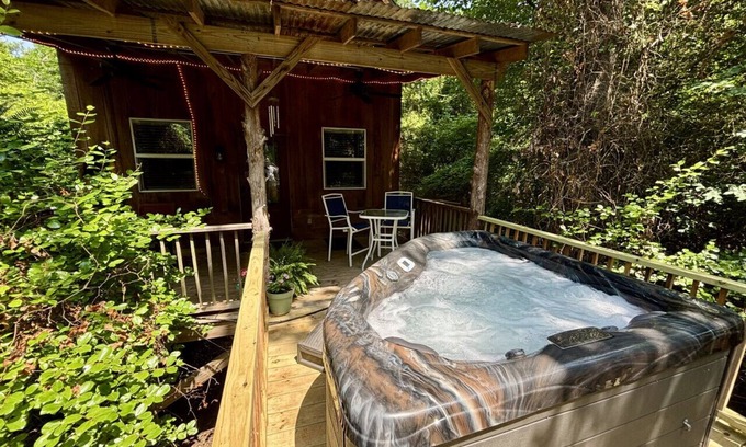 Flint Cabin | MoonRiver Romantic Lake Escape: HOT TUB & FIre Pit