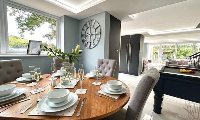 Norwich House | Moonsticks, Modern & Well Presented 5 Bed House