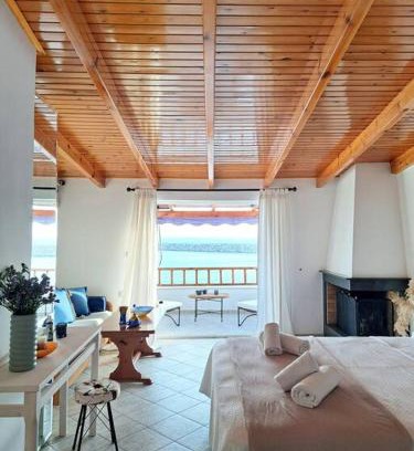 Kokinos Pirgos Apartment | Moonstone Seafront Suite