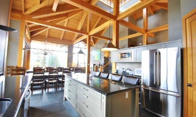 Sundance Estates Ski Chalet | Moosehead Lodge: Stunning 4 bdrm/4 bath chalet. Ski in/ski out, private Hot Tub