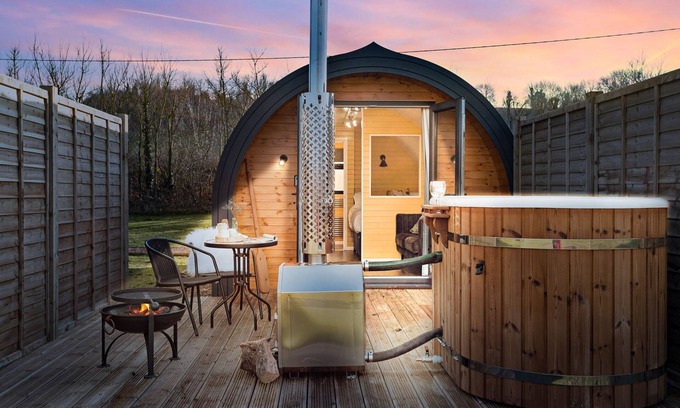 Wells Cabin | Morgan Sweet Glamping Pod - Free Wi-Fi