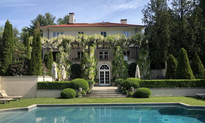 Richmond House | Morning Face - Berkshire estate with heated pool, views and privacy.