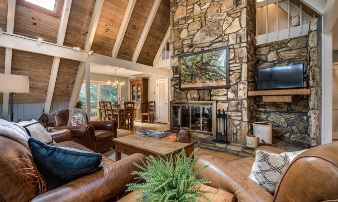 Lake Toxaway House | Morning Fog - Cozy A-Frame with Private Pond!