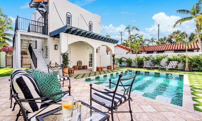 Old Northwood House | Moroccan Opulence | 5 Minutes to Downtown & Beach