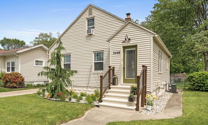 Lakeside House | Morton 2 -Relax by Lake Michigan, 3 bedroom, pets, fenced yard, Beaches, Fishing