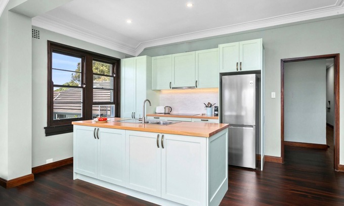 Mosman Apartment | Mosman - BRAD4 - Bradleys Head Road - Renovated 2BR with Sunroom, Parking Harbour Views Near Balmoral Beach