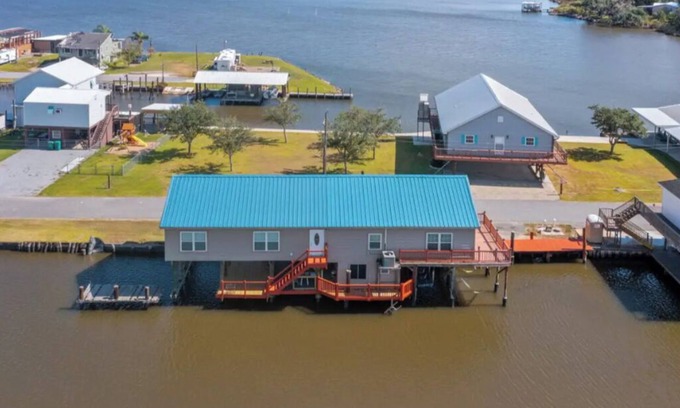 Sulphur House | Moss Lake retreat